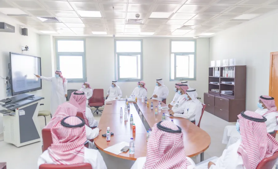 رئيس الجامعة يزور كليتي الطب والعلوم الطبية التطبيقية  - جامعة المجمعة