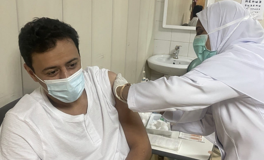 الخدمات الطبية المتنقلة تنفذ مبادرة حملة تطعيم لقاح فايروس كورونا لعدد من المراكز