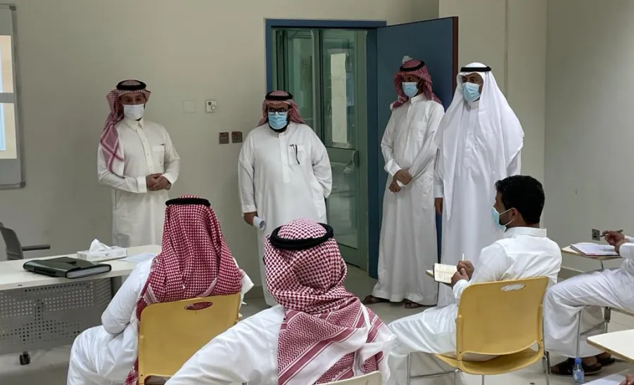 سعادة عميد الكلية في جولة تفقدية لبرامج الدراسات العليا بالكلية - كلية إدارة الأعمال