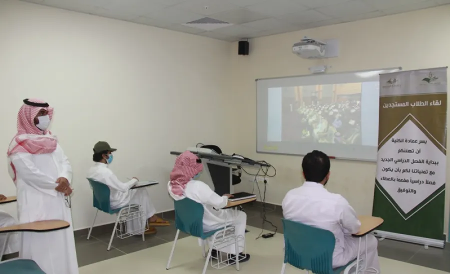 The dean supervise the new students' meeting with MU rector  - سعادة عميد الكلية يشرف على النقل المباشر  لسعادة رئيس جامعة 