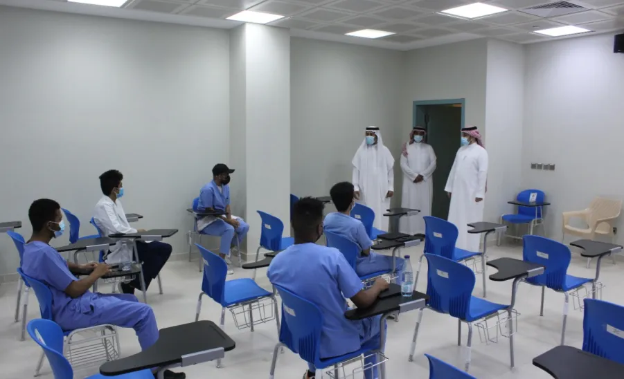 بمتابعة رئيس الجامعة وكيل الجامعة للشؤون التعليمية يزور الكليات ويناقش أهم الموضوعات المتعلقة بالعملية التعليمية - جامعة المجمعة
