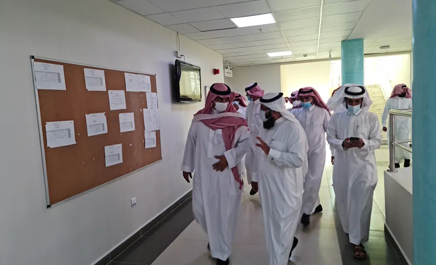 رئيس الجامعة يزور كلية العلوم والدراسات الإنسانية بالغاط - جامعة المجمعة