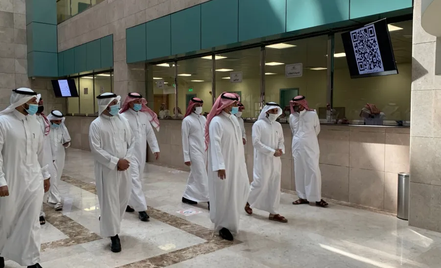 رئيس الجامعة يزور عمادة القبول والتسجيل ويناقش سير العمل -  زيارة الرئيس إلى القبول
