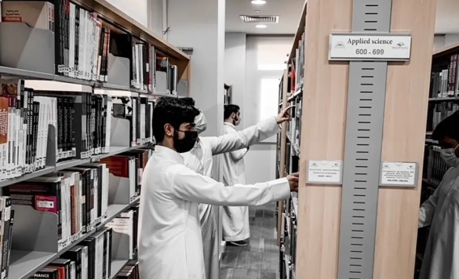 Engineering students visit the central library of the university
 -  طلاب كلية الهندسة بزيارة للمكتبة المركزية بالجامعة 