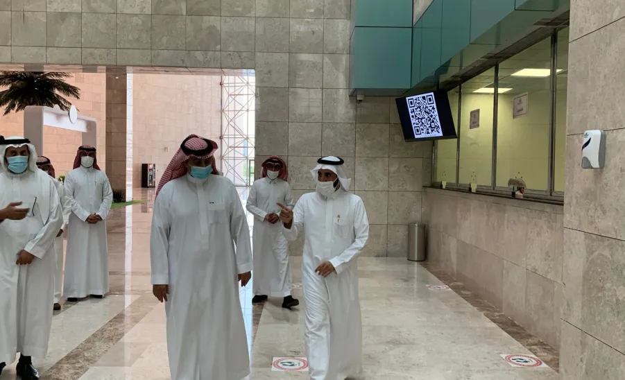 رئيس الجامعة يزور عمادة القبول والتسجيل ويناقش سير العمل -  زيارة الرئيس إلى القبول