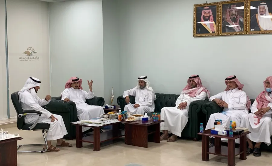رئيس الجامعة يزور عمادة القبول والتسجيل ويناقش سير العمل -  زيارة الرئيس إلى القبول