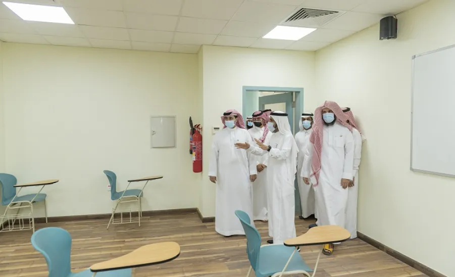  رئيس الجامعة يزور كلية العلوم والدراسات الإنسانية بحوطة سدير - an