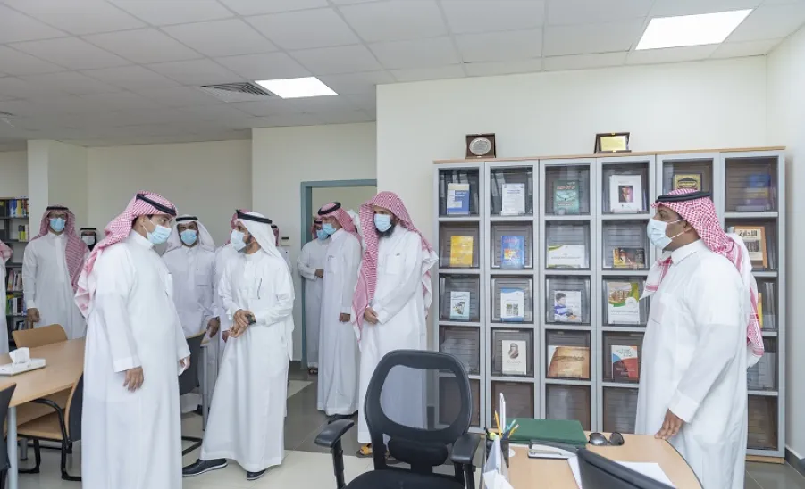  رئيس الجامعة يزور كلية العلوم والدراسات الإنسانية بحوطة سدير - an