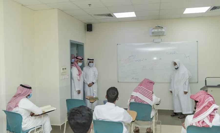  رئيس الجامعة يزور كلية العلوم والدراسات الإنسانية بحوطة سدير - an