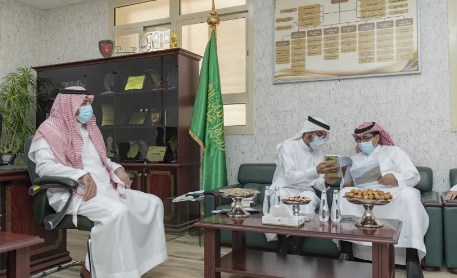  رئيس الجامعة يزور كلية العلوم والدراسات الإنسانية بحوطة سدير - AA
