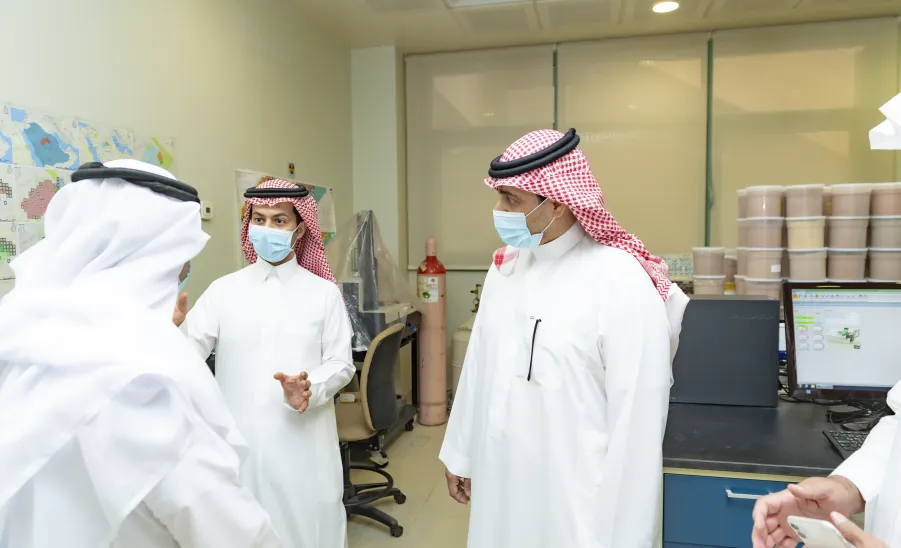 رئيس الجامعة يزور مجمع الكليات بالزلفي  - جامعة المجمعة
