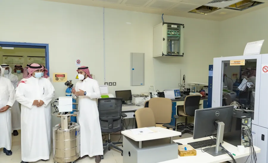 رئيس الجامعة يزور مجمع الكليات بالزلفي  - جامعة المجمعة