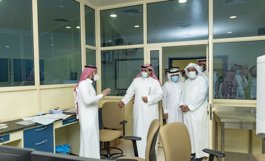 رئيس الجامعة يزور مجمع الكليات بالزلفي  - جامعة المجمعة