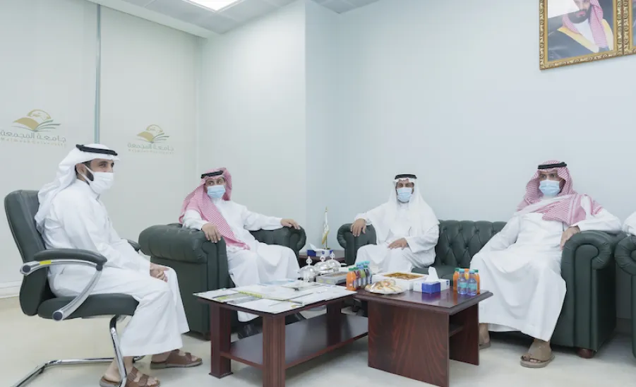 رئيس الجامعة يزور عمادة القبول والتسجيل  - ]U,M