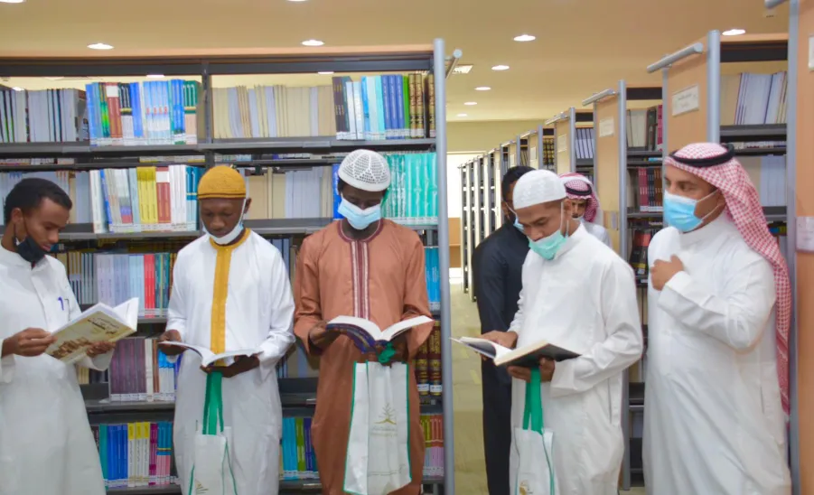 Scholarship students visit the Central Library
 - طلاب المنح يزورون المكتبة المركزية