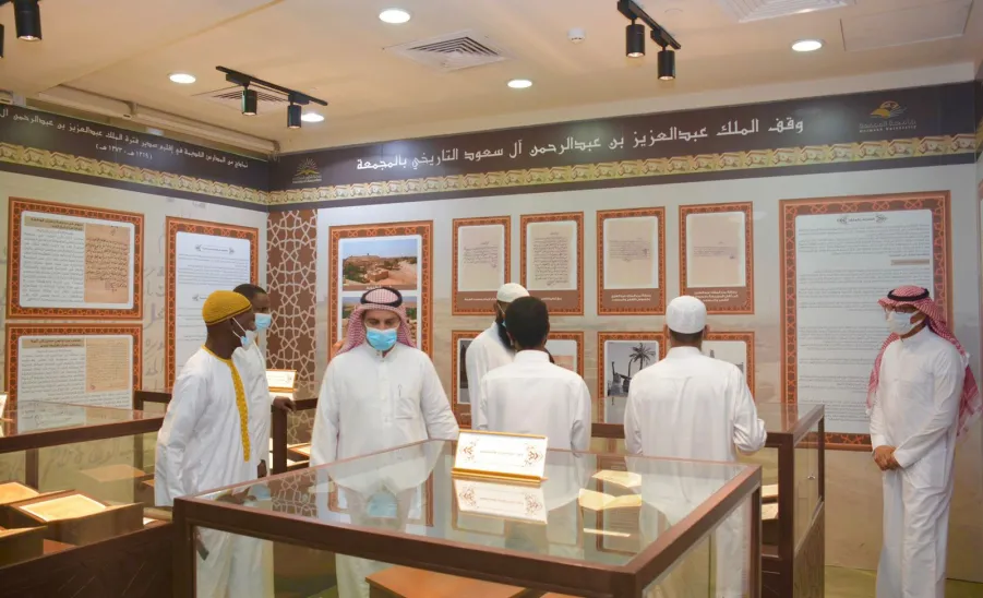 Scholarship students visit the Central Library
 - طلاب المنح يزورون المكتبة المركزية