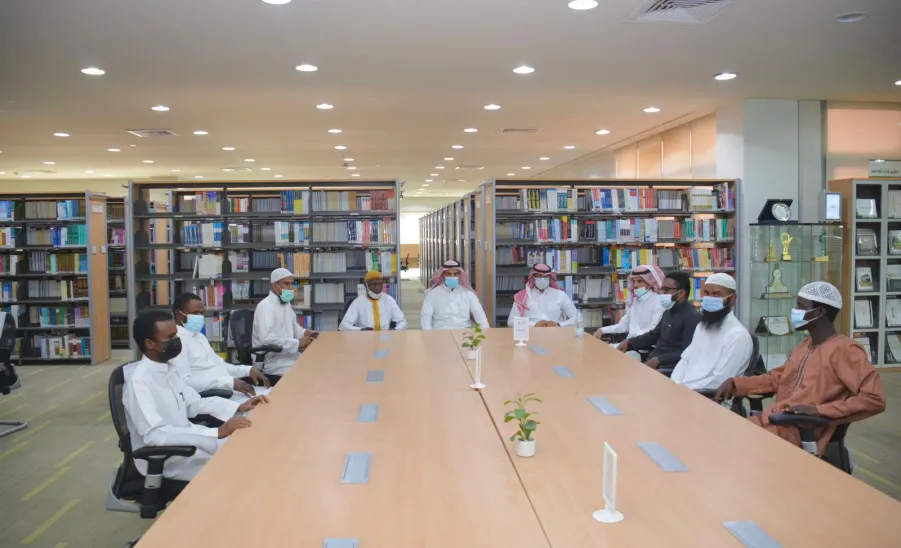 Scholarship students visit the Central Library
 - طلاب المنح يزورون المكتبة المركزية