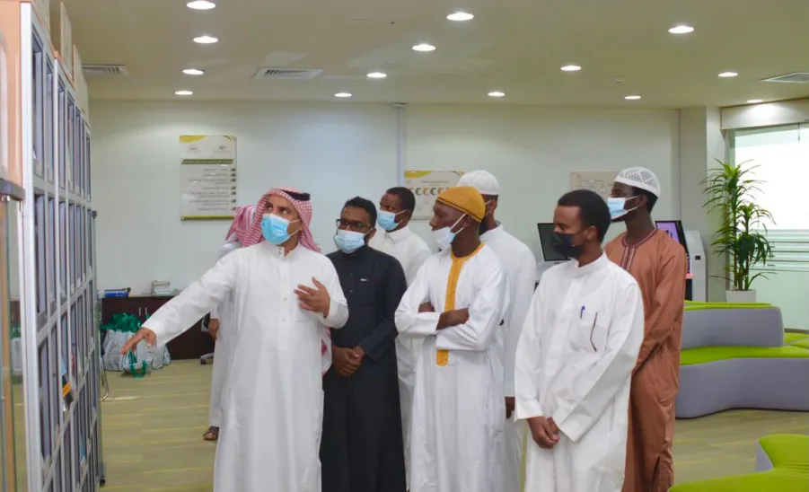 Scholarship students visit the Central Library
 - طلاب المنح يزورون المكتبة المركزية