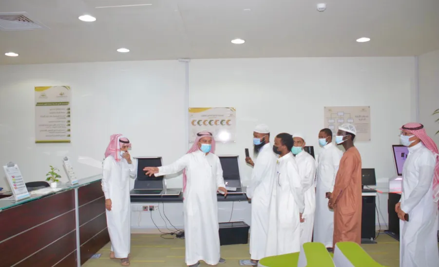 Scholarship students visit the Central Library
 - طلاب المنح يزورون المكتبة المركزية