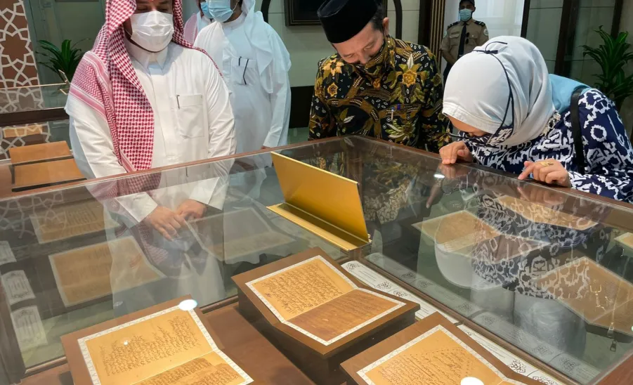 رئيس الجامعة يستقبل الملحق التعليمي والثقافي بالسفارة الإندونيسية - جامعة المجمعة 