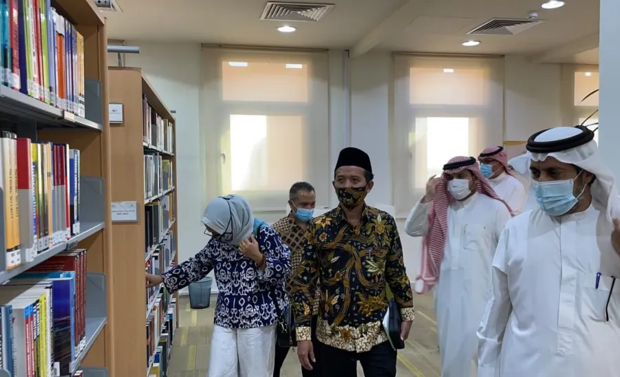 رئيس الجامعة يستقبل الملحق التعليمي والثقافي بالسفارة الإندونيسية - جامعة المجمعة 