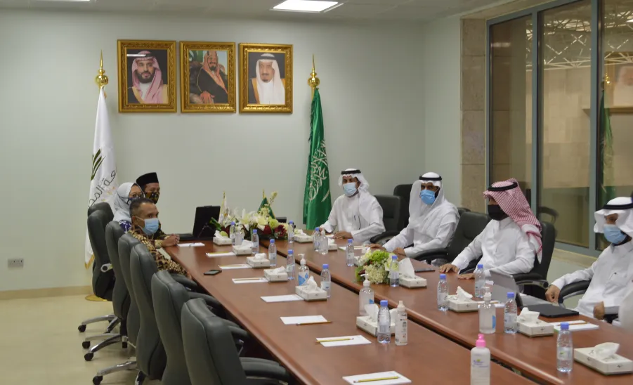 رئيس الجامعة يلتقي الملحق الثقافي والتعليمي بسفارة إندونيسيا - اجتماع الوفد
