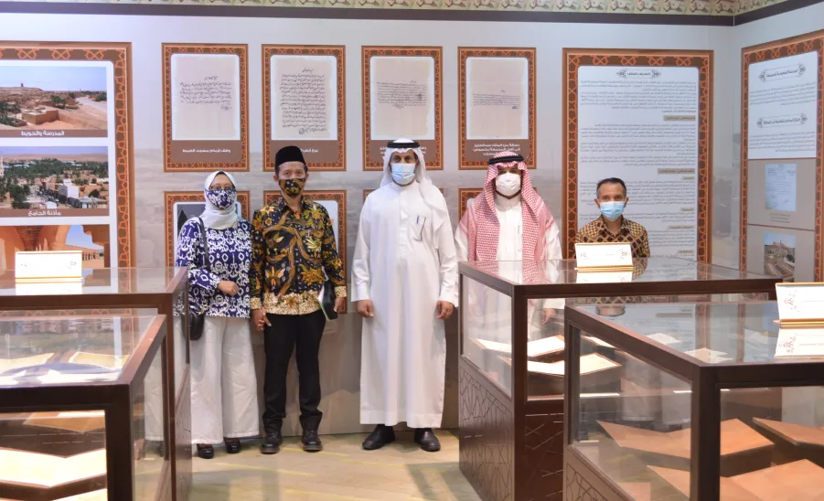 رئيس الجامعة يلتقي الملحق الثقافي والتعليمي بسفارة إندونيسيا - زيارة الملحق للمكتبات
