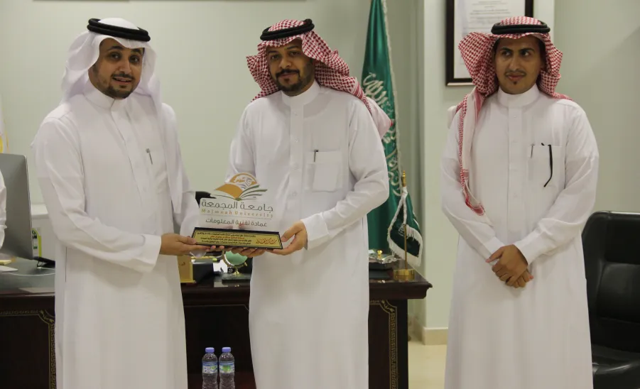 Dean of Information Technology honors the Vice Dean as his tenure ended 
 -  تكريم الصالح 