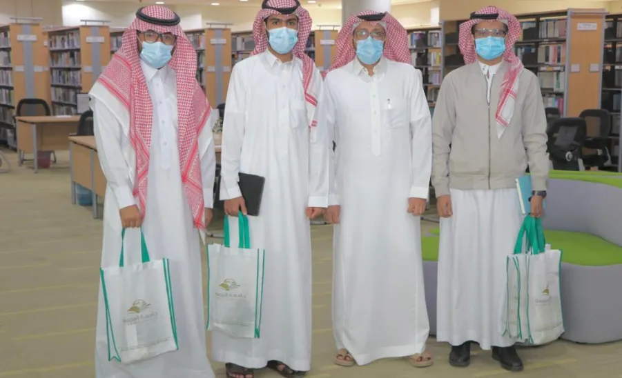 مجموعة من طلاب جامعة الملك سعود يزورون المكتبة المركزية - مجموعة من طلاب جامعة الملك سعود يزورون المكتبة المركزية