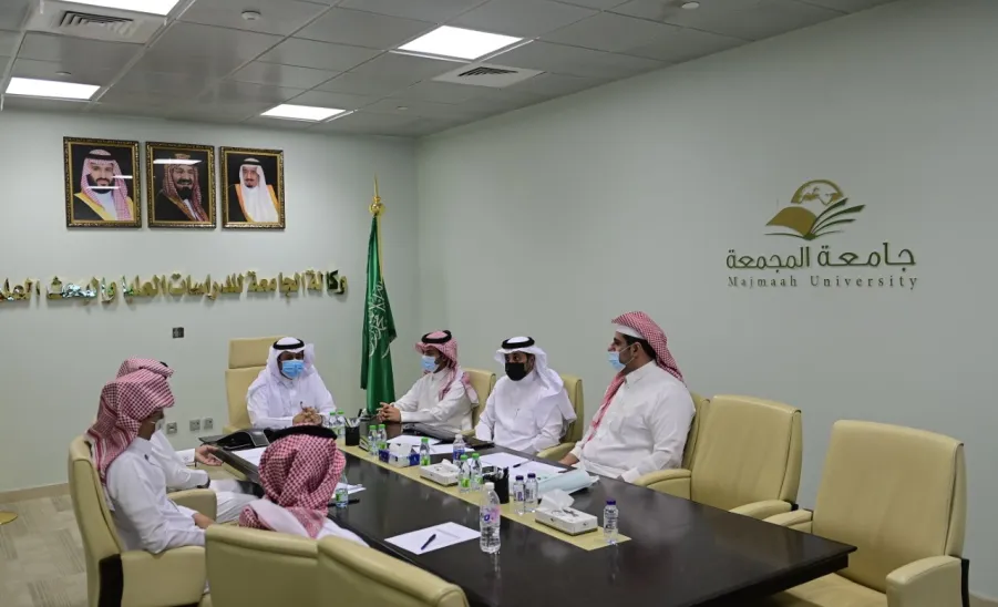 وكيل الجامعة للدارسات العليا والبحث العلمي يلتقي برؤساء الجمعيات العلمية - جامعة المجمعة 
