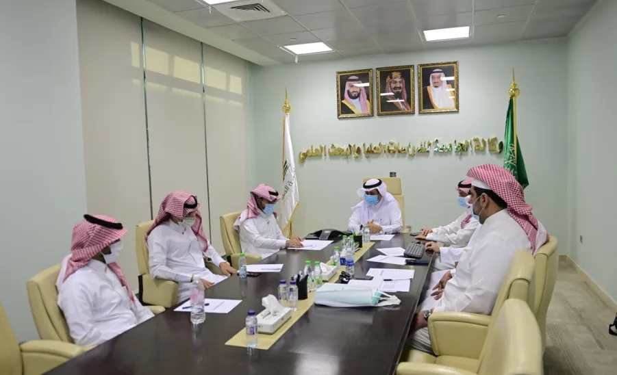 وكيل الجامعة للدارسات العليا والبحث العلمي يلتقي برؤساء الجمعيات العلمية - جامعة المجمعة 