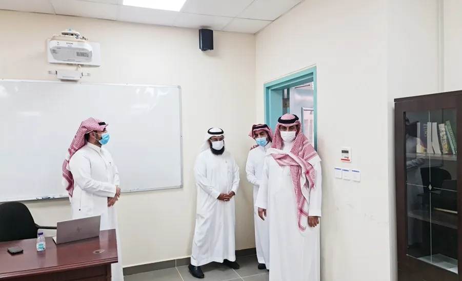 رئيس الجامعة يزور كلية العلوم والدراسات الإنسانية بالغاط - a