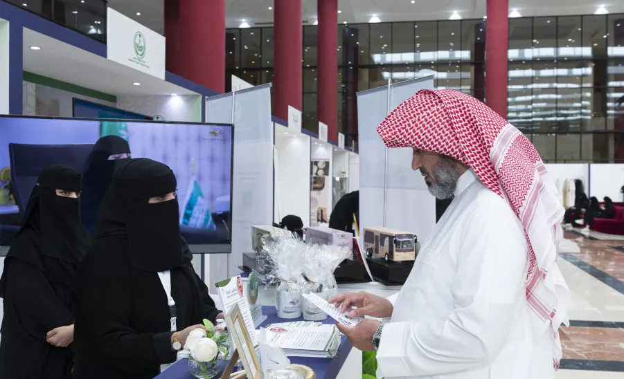 وكيل الجامعة يزور جناح الجامعة المشارك في المعرض المصاحب لمؤتمر تمكين المرأة -  وكيل الجامعة يزور مقر جناح الجامعه المشارك في المعرض المصاحب لمؤتمر تمكين المرأة الذي نظمته جامعة الإمام
