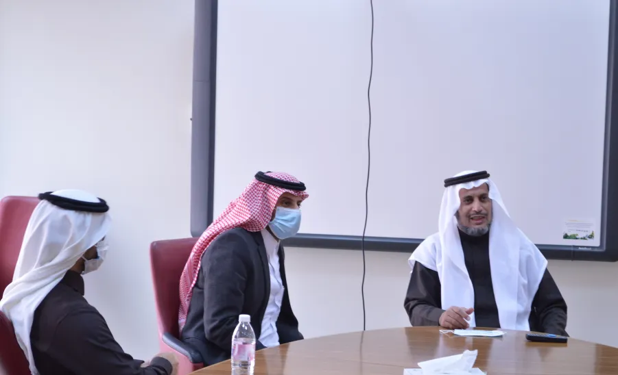 Vice Rector for Educational Affairs visits Colleges of Education and Business Administration -  تفقد الاختبارات