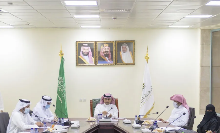 رئيس الجامعة يطلع على برامج الخطة الإستراتيجية والمؤشرات - a