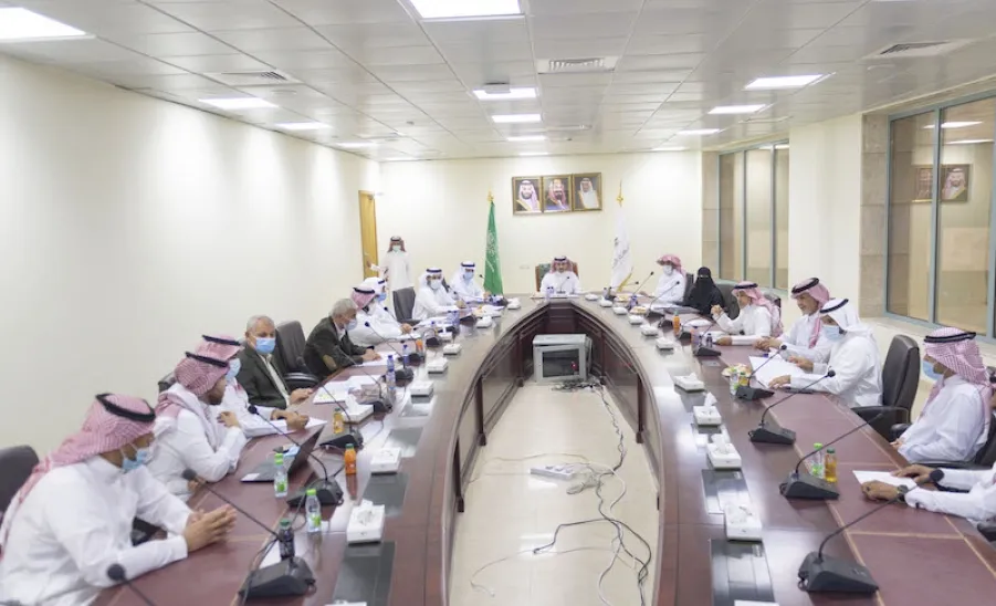رئيس الجامعة يطلع على برامج الخطة الإستراتيجية والمؤشرات - a