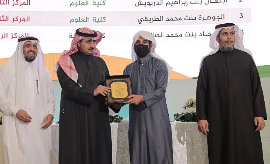 رئيس الجامعة يرعى حفل مسابقتي حفظ القرآن الكريم والسنة النبوية للعام الجامعي 1443هـ - a