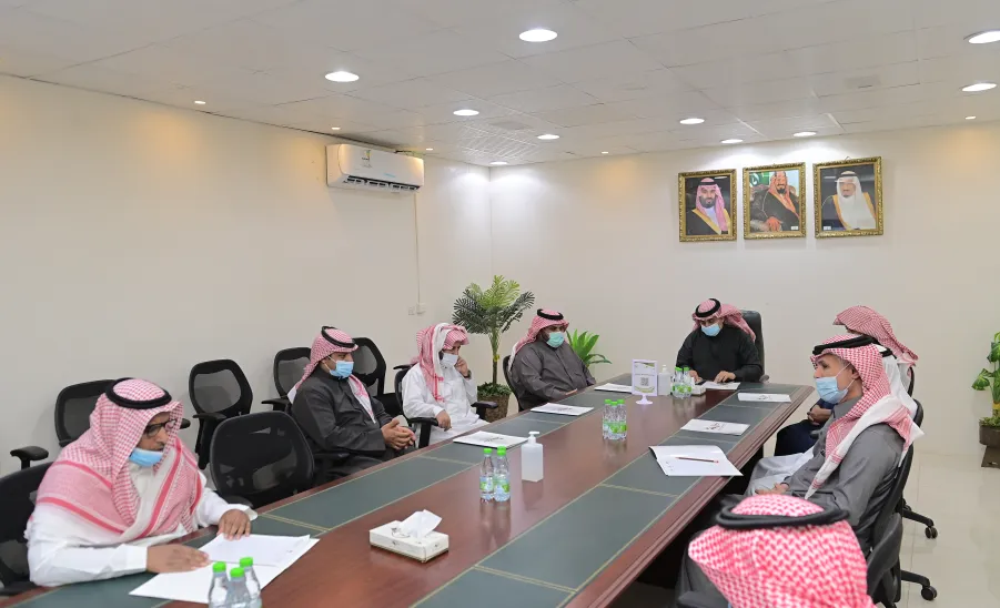 رئيس الجامعة يقوم بزيارة تفقدية للإدارة العامة للخدمات - جامعة المجمعة 