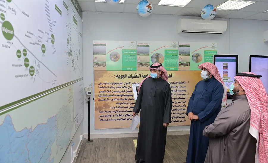 رئيس الجامعة يقوم بزيارة تفقدية للإدارة العامة للخدمات - جامعة المجمعة 