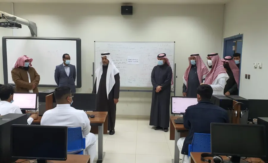 Vice Rector for Educational Affairs visits Colleges of Education and Business Administration -  تفقد الاختبارات