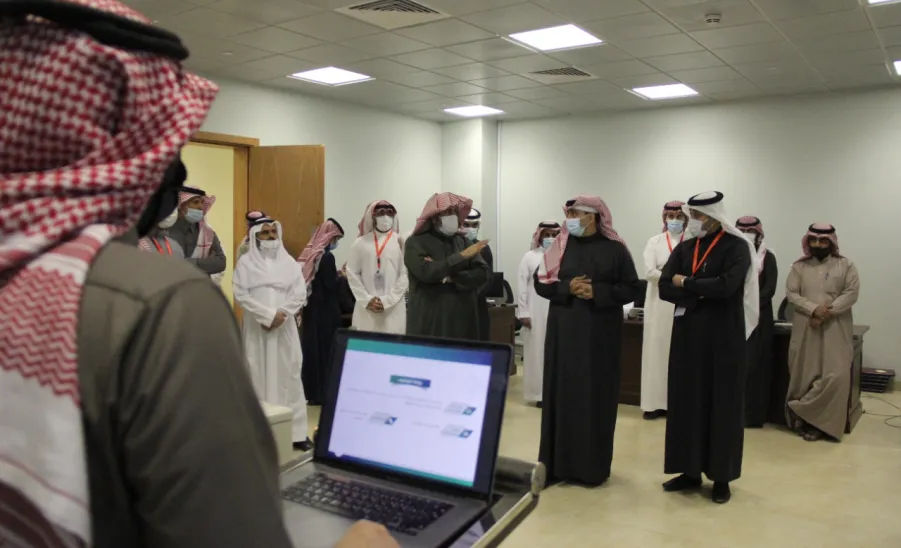 رئيس الجامعة يطلع على منجزات وخطط عمادة تقنية المعلومات خلال زيارته للعمادة . - جامعة المجمعة 