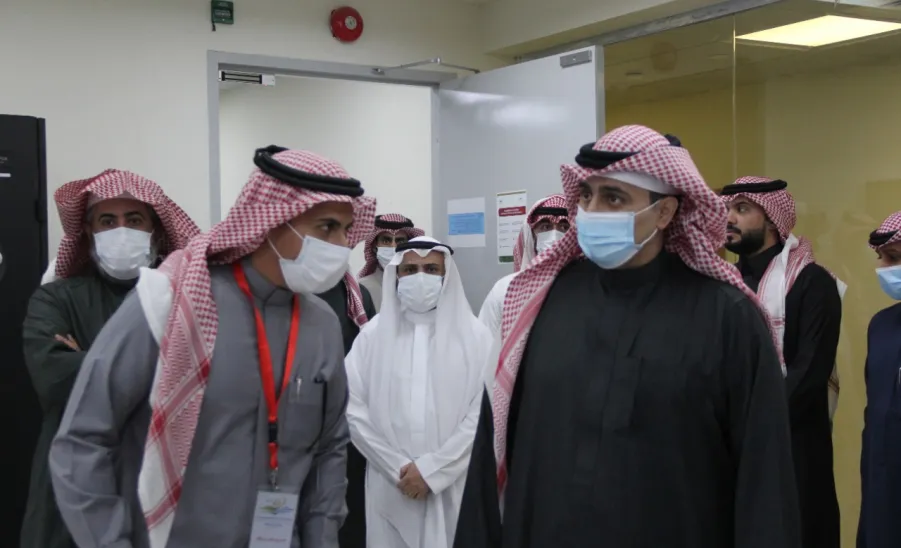 رئيس الجامعة يطلع على منجزات وخطط عمادة تقنية المعلومات خلال زيارته للعمادة . - جامعة المجمعة 