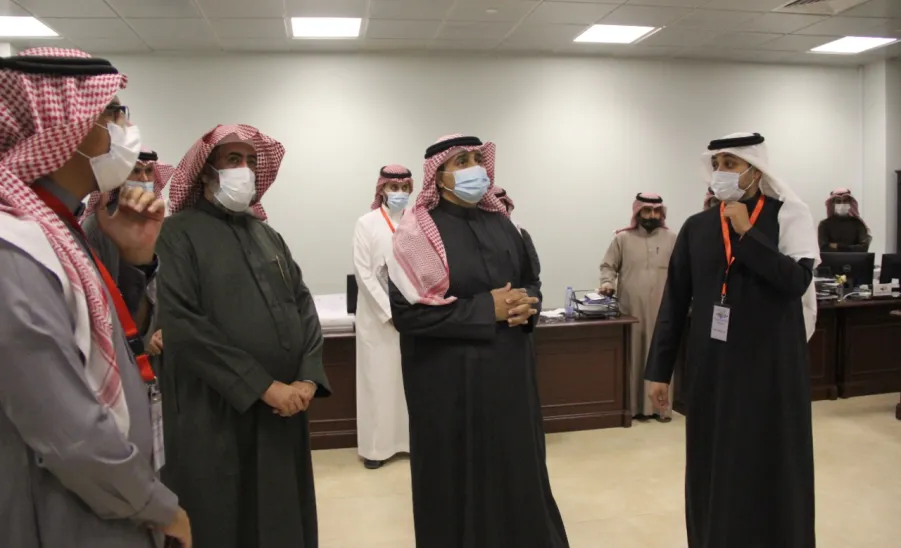 رئيس الجامعة يطلع على منجزات وخطط عمادة تقنية المعلومات خلال زيارته للعمادة . - جامعة المجمعة 