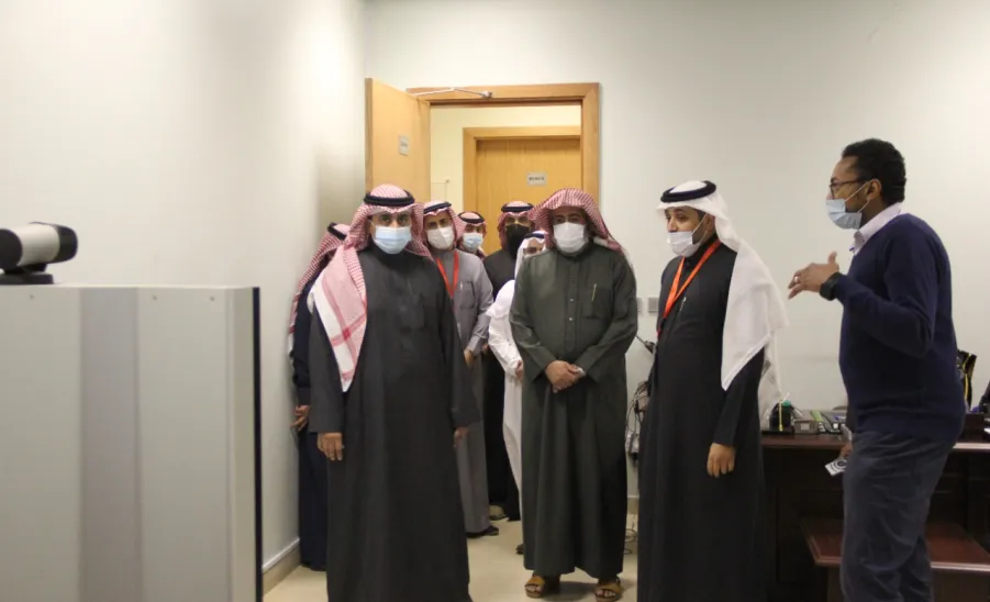 رئيس الجامعة يطلع على منجزات وخطط عمادة تقنية المعلومات خلال زيارته للعمادة . - جامعة المجمعة 