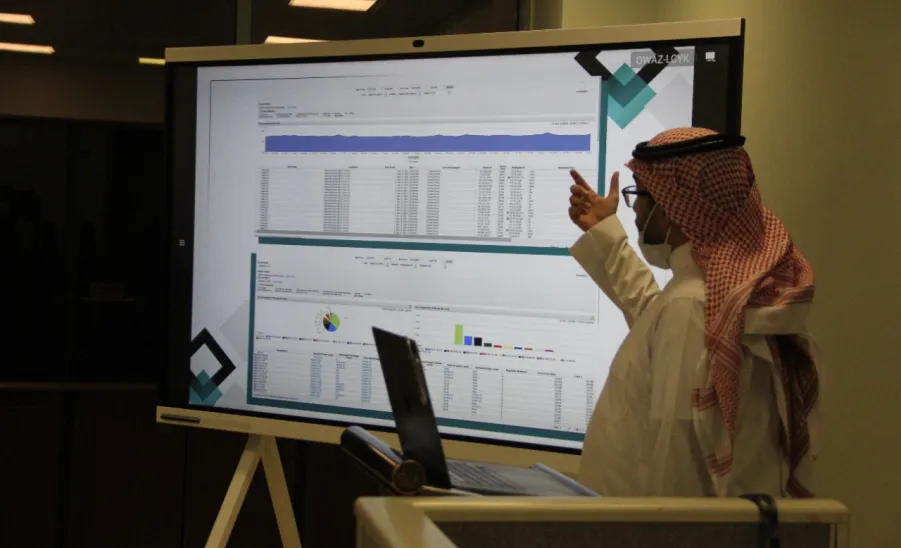 رئيس الجامعة يطلع على منجزات وخطط عمادة تقنية المعلومات خلال زيارته للعمادة . - جامعة المجمعة 