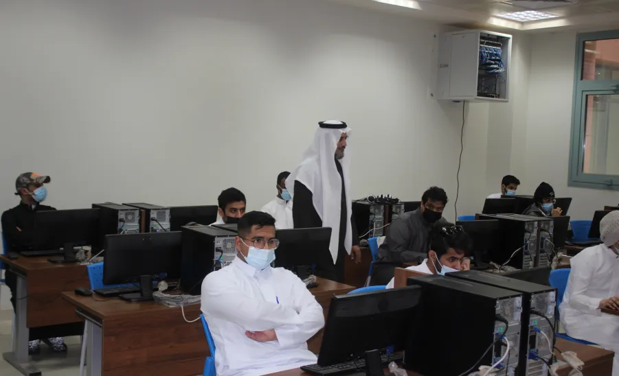 Vice-rector for educational affairs visits Common First Year - تفقد الاختبارات