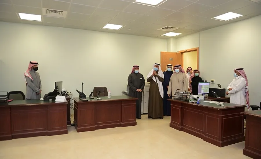 رئيس الجامعة يزور الإدارة العامة للشؤون الإدارية والمالية - a