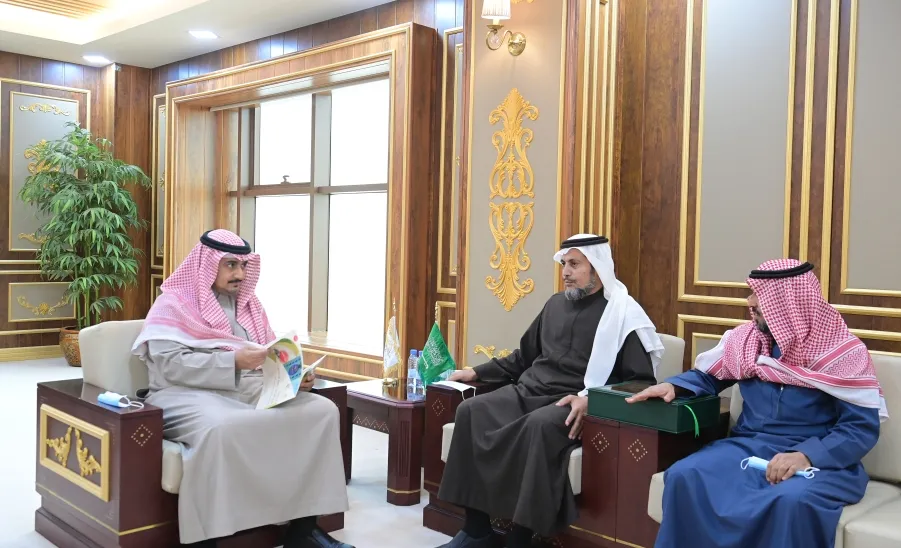 رئيس الجامعة يلتقي رئيس وأعضاء مجلس إدارة نادي أصدقاء نزاهة الجامعي ويطلع على خطة النادي وجهوده للعام الجامعي 1443هـ - a