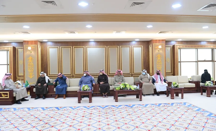 رئيس الجامعة يلتقي رئيس وأعضاء مجلس إدارة نادي أصدقاء نزاهة الجامعي ويطلع على خطة النادي وجهوده للعام الجامعي 1443هـ - a