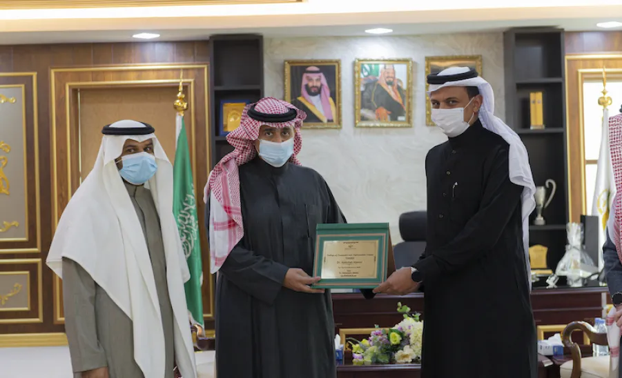 رئيس الجامعة يستقبل قيادات كلية علوم الحاسب والمعلومات ويتسلم شهادة EC-Council ويكرم الدفعة الأولى من خريجي أكاديمية AWS  - جامعة المجمعة